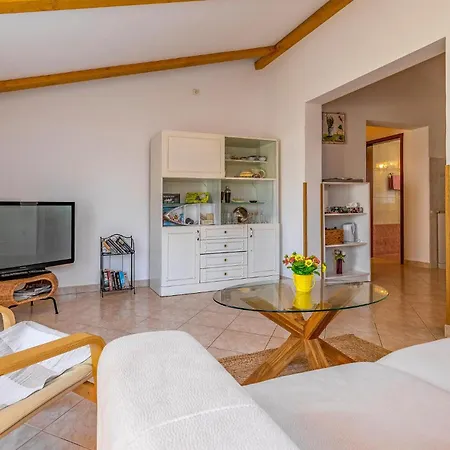 2 Bedroom Amazing In Holiday home Medulin